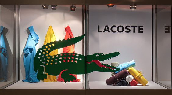 vetrina Lacoste allestimento vetrine abbigliamento uomo