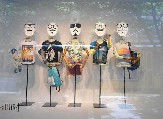 allestire una vetrina per abbigliamento uomo