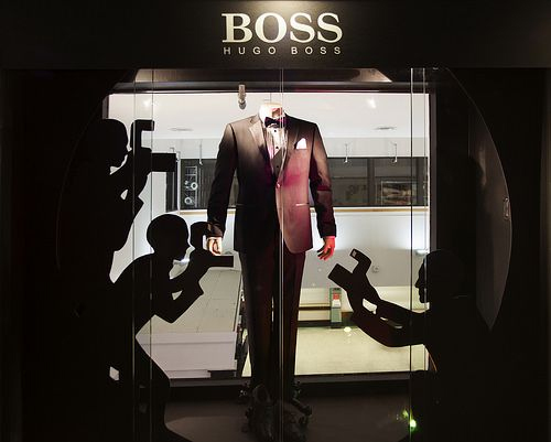 hugo boss vetrina uomo elegante