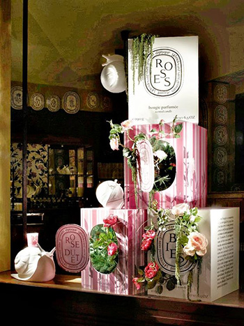 esempio di vetrina con confezioni e rose