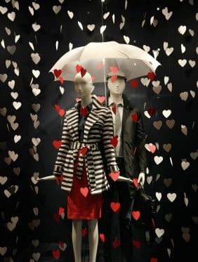 Allestimento-Vetrine-per-San-Valentino-pioggia-amore