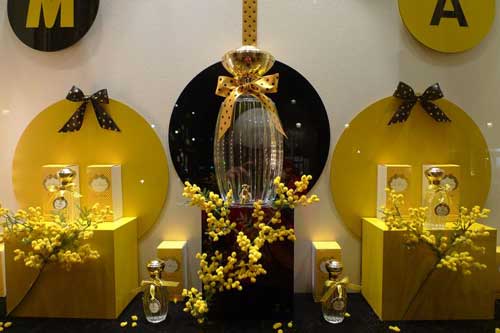 allestire-vetrine-festa-della-donna-annick-goutal-paris