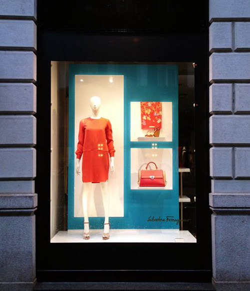 vetrina con i colori Ferragamo
