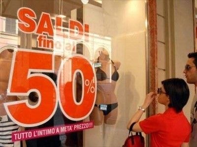 frasi pubblicitarie per saldi in vetrina negozio