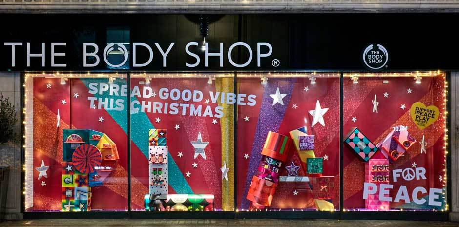 Frasi per vetrine natalizie nel negozio The body shop