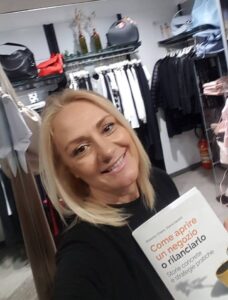 negoziante abbigliamento con il libro