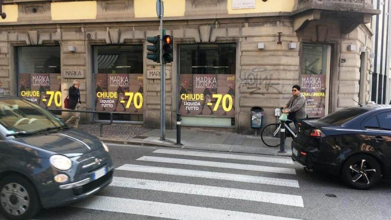 vetrina che promuove liquida tutto