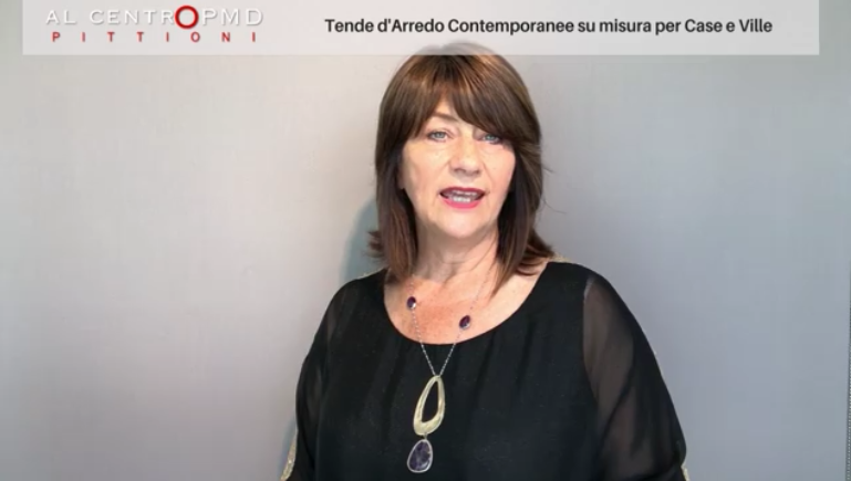 negoziante che parla in un video