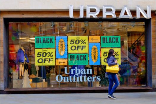 urban outfitters vetrina Black Friday