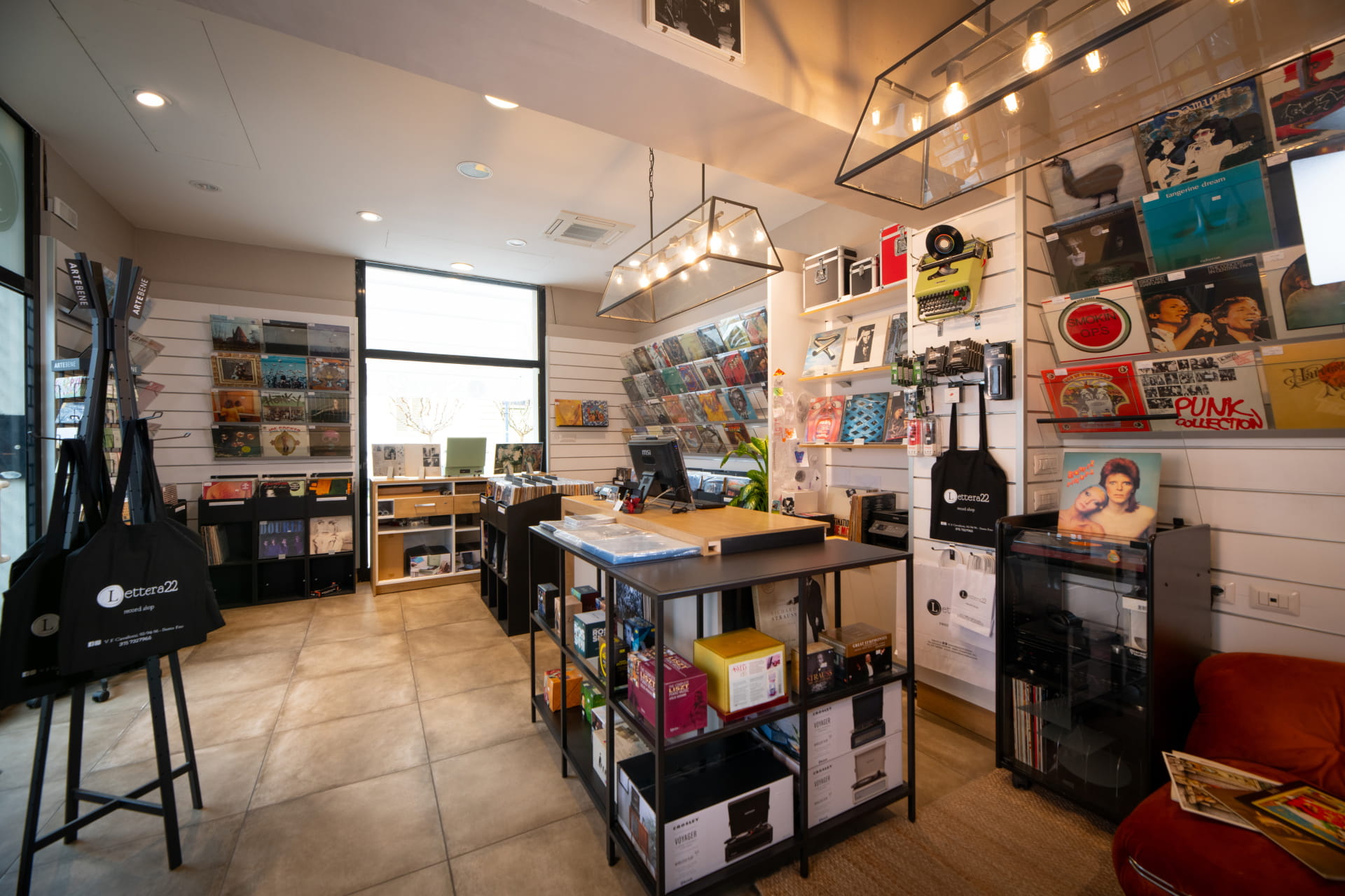 Negozio-interno-grandangolo-Lettera22-dischi-sesto-fiorentino